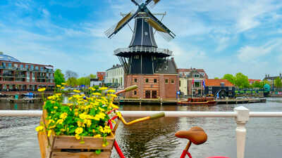 Ce să vizitezi în Olanda? Descoperă locurile fascinante ale țării lalelelor!